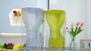 Bình lọc nước RAF 4.2 lít sử dụng bộ lọc than hoạt tính giúp nước sạch hơn và an toàn cho sức khỏe