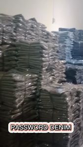 Jeans Pria Hitam Pekat Standar Reguler Cowok