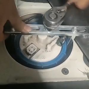 Kunci Fuel Pump Mobil: Alat Pengangkat Lid Tank Bahan Bakar