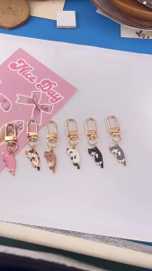 BECORATE 1pc Cute Colorful Cat Animal Keychain Metal Cat Paw Print Pendant Keyring for Women Girls