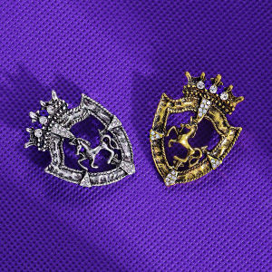 Retro Shield Horse Badge Broche สําหรับผู้ชาย High-End ชุดอุปกรณ์เสริมหน้าอกดอกไม้และมงกุฎออกแบบโลหะผสมชุบทองและเงิน