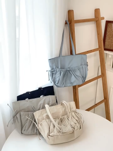 กระเป๋าทรง Tote  ( 12 ) เเบบผ้าเเต่งโบว์เเละกระเป๋าด้านหน้า ทรงเรียบสไตส์สาวหวานเเต่สะมภาระเยอะ  ใส่ไอเเพดได้  เหมาะสำหรับสายหวานน่ารักกุ๊บกิ๊บ