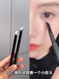 Triangle Concealer & Highlighter Brush | Seamless Nose Contour Foundation & Highlight Makeup Tool