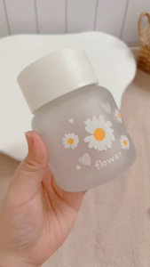 Bình Nước Thuỷ Tinh Dáng Lùn Hoa Cúc 300ml Nhỏ Xinh - Cốc Uống Nước Mini Kèm Nắp Đậy Kín - Chai Thủy Tinh - Ly Uống Nước Mini Nắp Kín Cốc Thủy Tinh Đựng Nước Đựng Sữa Cà Phê Thủy Tinh Kiểu Lùn Decor Bàn