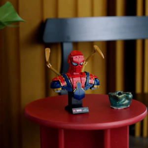 LEGO Super Heroes Marvel 76326 Iron Spider-Man Bust  (379 Pieces)