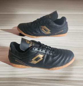 sepatu futsal kulit sapi lotto stadio outsol karet tidak licin sudah di jahit tembus/sepatu futsal kulit sapi pria terbaru