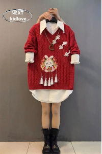 เสื้อสเวตเตอร์คอวีแขนยาวสีแดง ชุดเสื้อเชิ้ตผ้าถักสำหรับผู้หญิงไซส์ใหญ่ ชุดแฟชั่นฤดูใบไม้ร่วง/ฤดูหนาว/ฤดูหนาว 2024 ของ Hong Kong