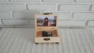 กล่องดนตรีไขลาน Sankyo เครื่องสีทอง ในกล่องไม้สนขนาดเล็ก พร้อมปริ้นรูปใส่ที่ฝากล่องค่ะ (ส่งรูปมาทางข้อความ)