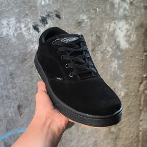 Sneakers Hitam Polos Sepatu Sekolah Pria Sneakers Casual Cowok Sol Karet Antislip bisa untuk Kerja