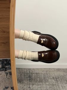 รองเท้าส้นสูงแบบสวมสบายสไตล์ฝรั่งเศสย้อนยุค สีน้ำตาล รองเท้าส้นหนาแบบสวมสบายสำหรับผู้หญิง รองเท้าส้นหนาแบบลำลองที่มีความหลากหลาย