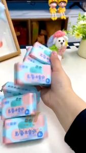 Túi 8 Miếng Khăn Giấy Ướt Mini Kích Thước Nhỏ Gọn Bỏ Túi Dễ Dàng Tiện Lợi An Toàn Sử Dụng Cho Cả Người Lớn Và Trẻ Em Lau Chùi Sạch Sẽ Các Vết Bụi Bẩn Tẩy Sạch Vết Trang Điểm Không Hóa Chất Tẩy Trắng Độc Hại Không Cồn Dịu Nhẹ | Moska