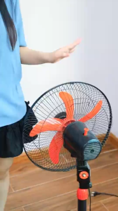 Quạt tích điện Boshun 12Inch vừa chạy PIN vừa cắm điện dùng chân phổ thông 4cm đa năng