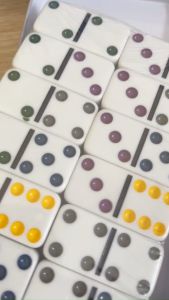 Bộ Cờ Domino Nền trắng điểm màu - Domino Loại đẹp có Kèm Hộp chứa bằng Kim Loại