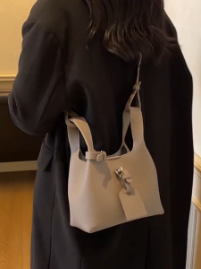 EERSHENSHI กระเป๋าใบเล็กเนื้อวินเทจแบบใหม่ฤดูใบไม้ผลิกระเป๋าทรงจีบแฟชั่นพร็อพแบบเรียบง่ายกระเป๋าสะพายข้างลายลิ้นจี่สไตล์ตะวันตก