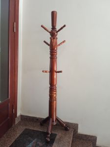 Cây treo quần áo gỗ to đậm chân vặn ren.