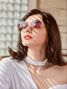 HELEN KELLER | Color Changing Big Frame Sunglasses UV Protection