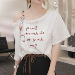 Shalldoer | เสื้อยืดแขนสั้นผ้าลูกไม้สีขาวสำหรับผู้หญิง ฤดูร้อน 2025 แฟชั่น เสื้อเปิดไหล่ แขนสั้น ผ้าลูกไม้ คอกลม ลำลอง ความยาวปกติ