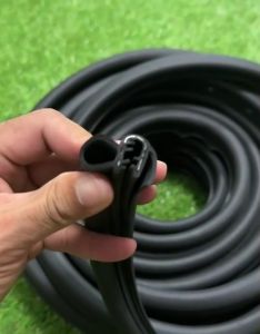 ยางขอบประตู ยางนวมกระดูกงู สำหรับรถเก๋ง ติดตั้งเพื่อลดเสียง ลดฝุ่นเข้ารถ ลดกลิ่นต่างๆ ความยาว 1 เมตร ตัดให้เส้นเดียวยาวตามจำนวนที่สั่ง