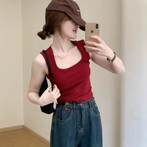 เสื้อกล้ามคอเหลี่ยมสีไวน์แดงสายคล้องไหล่แบบกว้างสำหรับผู้หญิงเสื้อแขนกุดเก็บเนื้อด้านข้างสายเดี่ยวแบบสั้นแนวกีฬาแฟชั่นสไตล์ยุโรปและอเมริกาสำหรับฤดูร้อน