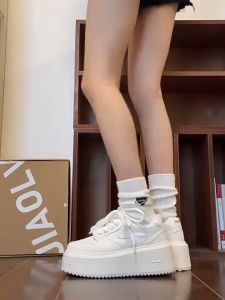 รองเท้าผ้าใบสีขาว รองเท้าผ้าใบแฟชั่น รองเท้าผ้าใบผู้หญิง นุ่มและระบายอากาศ แบบเรียบง่าย กันลื่น เหมาะกับหน้าฝน new 2025