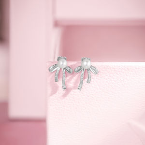 ZHOU LIU FU 周六福 ต่างหูเงินสเตอร์ลิง ต่างหูไข่มุก ต่างหูโบว์ S925 Sterling Silver Pearl Earrings Bow Studs Earrings Cubic Zircon Hypoallergenic Earring for Women Girl birthday X0915231