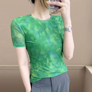 REHIN เสื้อยืดแขนสั้นย้อมสีเขียวสไตล์ยุโรปพิมพ์ลายไม่ซ้ำใครเสื้อแฟชั่นคอกลมเข้ารูปพอดีฤดูร้อน (S-3XL)