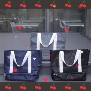 ใหม่ กระเป๋าสะพายไหล่ กระเป๋า ลําลอง สําหรับสตรี จุของได้เยอะ ทรงเมสเซนเจอร์ มีช่องใส่ของ มีช่องใส่รองเท้า สวยไม่ซ้ำใคร