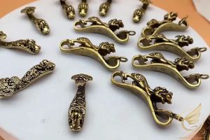 [Nhiều Mẫu] Móc Khóa Phong Thủy Gậy Như Ý Thần Tài Bằng Đồng Thau Chiêu Tài Hút Lộc - Đồ Đồng Thuận Tâm