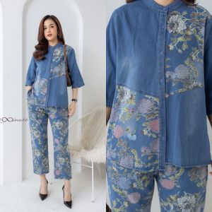 ชุดเซ็ทกางเกง(Set) ผ้ายีนส์เกรดพรีเมี่ยมฟอกทั้งตัว​ เนื้อผ้าหนากำลังดี มีความยืดหยุ่นเสื้อทรงเก๋ หน้าสั้น-หลังยาว ดีเทลงานตัดแต่งด้วยผ้ายีนส์พิมพ์ลายดอกไม้ที่เสื้อ กางเกงมีกระเป๋าซ่อนใช้ลายดอกไม้สวยมากๆค่ะ ชุดนี้สวยโดนใจสุดๆค่ะ มี​ 2 สี​ ​ยีนส์เข้ม ยีนส์อ