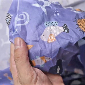 ตลอดเวลา ผ้าคอตต้อนอย่างดี 65 นิ้ว ผ้าเมตร ลายปลาทะเลน้ำลึก หน้ากว้าง 100% ลายปลา การฉีด DWR สำหรับผ้าหลา