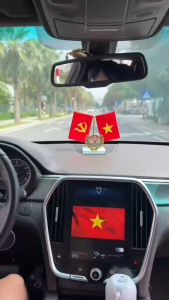 Cờ gắn xe ô tô để bàn làm việc mẫu Thuận Buồm Xuôi Gió tặng kèm nước hoa và thảm cao su chống trượt