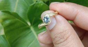 แหวนทองเหลืองแท้ ผสมเนื้อสตางค์ไม่ชุบสี รูปทรงเกียวหัวพลอยใสๆ เล่นแสงดีมากกกก สามารถใส่ติดตัวได้เป็นประจำ ไม่ลอกหรือออกสี หัวพลอยเป็นงานเกรดพรีเมี่ยม