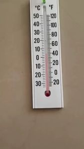 เทอร์โมมิเตอร์ แบบปรอท ตัววัดอุณหภูมิห้อง แสดงค่าอุณหภูมิชัดเจน ให้ความแม่นยำสูง แถบสีแดงชัดเจน มาตราวัดขนาดใหญ่ มองเห็นได้ชัดเจน แขวนติดผนังได้