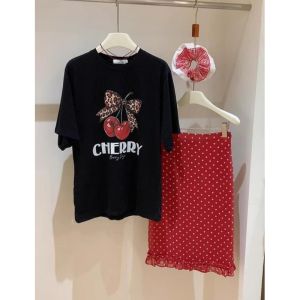 เสื้อยืดคอกลมแขนสั้นพิมพ์ลายสีดำ ทรงหลวม แฟชั่นสำหรับผู้หญิง ฤดูร้อน 2025 เสื้อตัวบนสไตล์ยุโรป ทรงพิเศษ ลำลอง