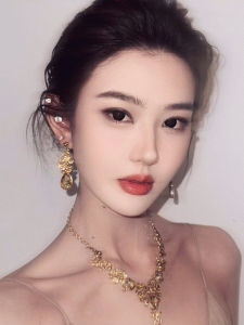 Champagne Color Diamond Embedded Necklace And Earring Set Luxury Sensation Womens Fashion Jewelry Lockbone Chain Accessory