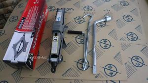 Set Paket Dongkrak Mobil 1 Ton dan Kunci Roda 21 mm