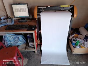 Máy cắt chữ decal chữ dán ghép các loại dành cho trang trí bảng biển lẵng hoa vòng hoa bức trướng...