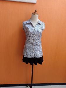 atasan kemeja wanita putih motif hitam COVINGTON cewek M L kutung santai