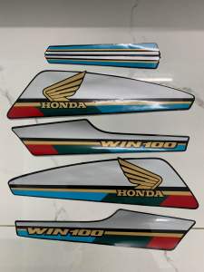 Bộ tem honda win 100 màu đen đời 95 hàng nhập Thái Lan chất lượng cao dành riêng cho dòng xe này tem màu sắc cực đẹp và bền giá bán cực tốt bán lẻ như bán sỉ