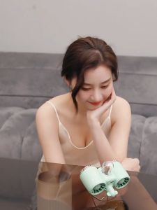 Quạt phun sương mini - quạt tích điện điều hoà hơi nước quạt cầm tay 3 cấp độ gió làm mát tạo ẩm không khí. Bảo hành 12 tháng toàn quốc.