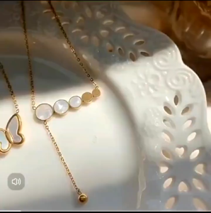 Kalung Titanium Wanita Elegan Desain Liontin Kupu-Kupu Anti Karat