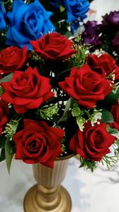 Set Vas Piala Gaya Eklektik dengan Bunga Marun & Biru Royal - Dekorasi Meja Ruang Tamu Kreatif RB6126