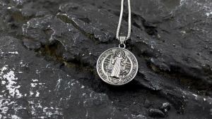 St. Benedict Medal Necklace Pendant Catholic Religious Prayer Amulet Cross Blessing Charm Protection Lucky Jewelry for Men Women Daily Wear Spiritual Gift