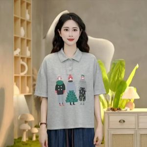 เสื้อยืดคอโปโลพิมพ์ลายการ์ตูนแขนสั้นหลวมสไตล์เกาหลีสำหรับผู้หญิง เสื้อลำลองทรงสลิมฟิตฤดูร้อน 2025 สินค้าใหม่