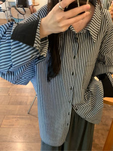 QIAONIAOGE | Áo sơ mi kẻ sọc dáng rộng thoải mái cho nữ mùa xuân mới không đều tay dài cổ polo dài vừa phải chất liệu khác