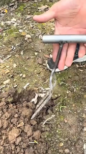 ส้อมพรวนดินสองง่ามมือถือ ส้อมสองง่ามแบบมือถือสำหรับคลายดิน อุปกรณ์ทำสวนพลั่วสำหรับปลูกผักและดอกไม้ ใส่ปุ๋ย และกำจัดวัชพืช