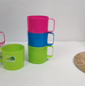 แก้วน้ำ แก้วพลาสติก แพ็ค 12 ใบ ขนาด 8 ออนซ์ คละสี รุ่น Be Happy แก้วพลาสติกหู สำหรับ เด็ก และผู้ใหญ่