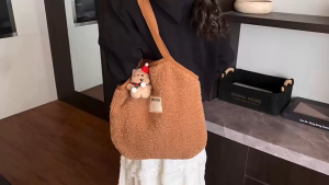 EchoBliss  กระเป๋าโท้ทหนังนิ่มสองด้านสำหรับสุภาพสตรีพร้อมเครื่องประดับผ้ากำมะหยี่กระเป๋าสะพายไหล่ใส่ทำงานได้หลากหลายทุกวัน