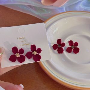 Retro Red Velvet Flower Womens Earrings Unique Design High-End Autumn Winter Ear Clips Fashionable New 2024 Jewelry Accessories