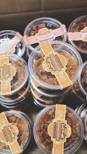 น้ำพริกกัญนิศาถึงเครื่อง มีหลายชนิดให้ อร่อยฟินทุกมื้อ นรกปลาเลิศรส  หรือนรกกุ้งเลิศรส อร่อยสะอาด สดใหม่ทุกคำ  เป็นของฝากแทนใจ ประทับใจทั้งคนให้และผู้รับ คัดสรรวัตถุดิบคุณภาพ อย่างดีเยี่ยม 1กระปุก